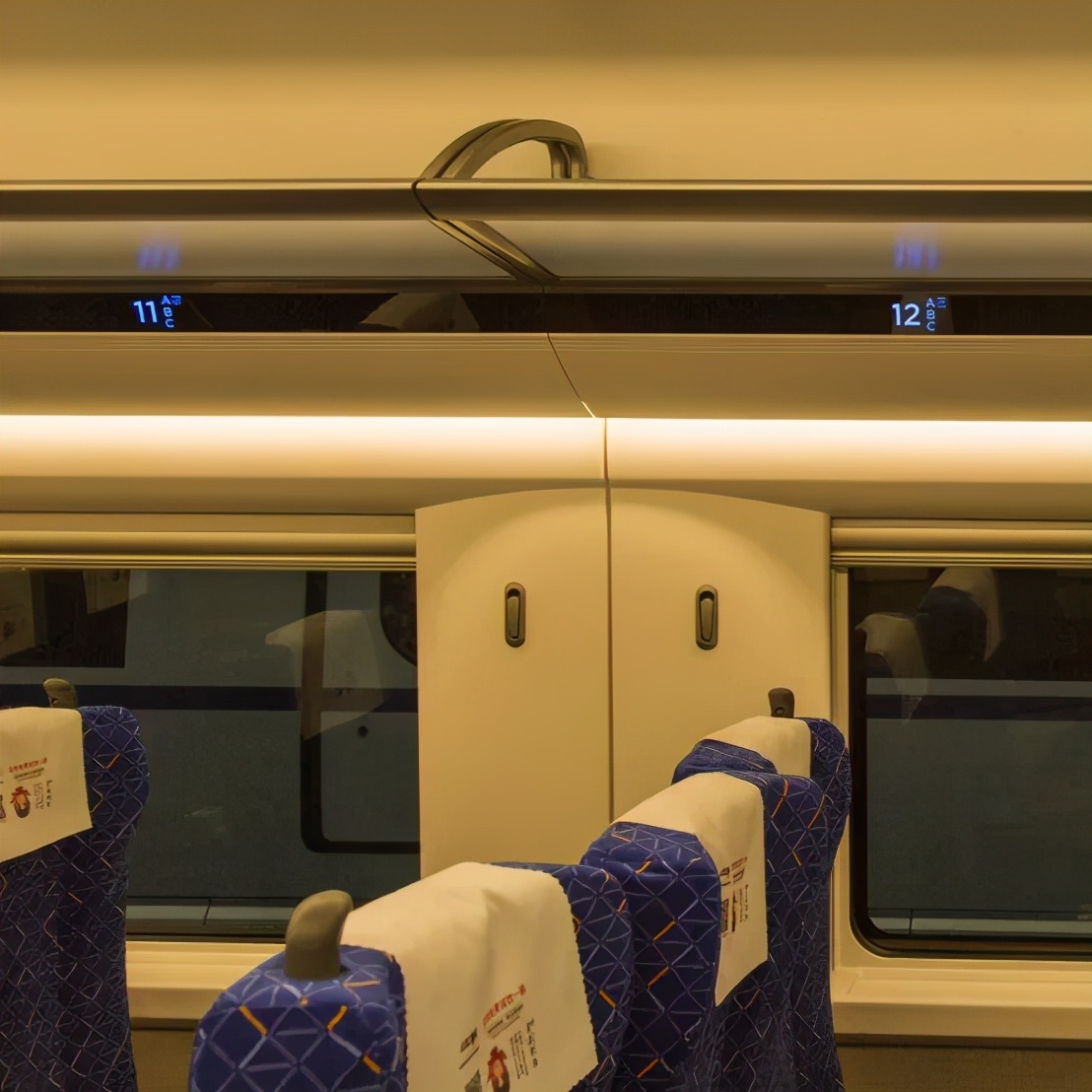 动车上有小桌板吗,动车上的小桌板怎么弄