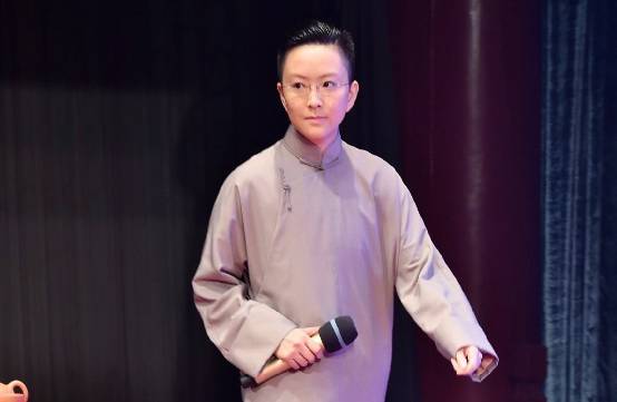 一个只争第一的姑娘，在台上扮男人却成了“头牌”
