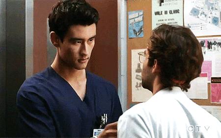 帅气亚裔骨科医生攻X呆萌白人眼镜实习生受，互动实在是太甜了！