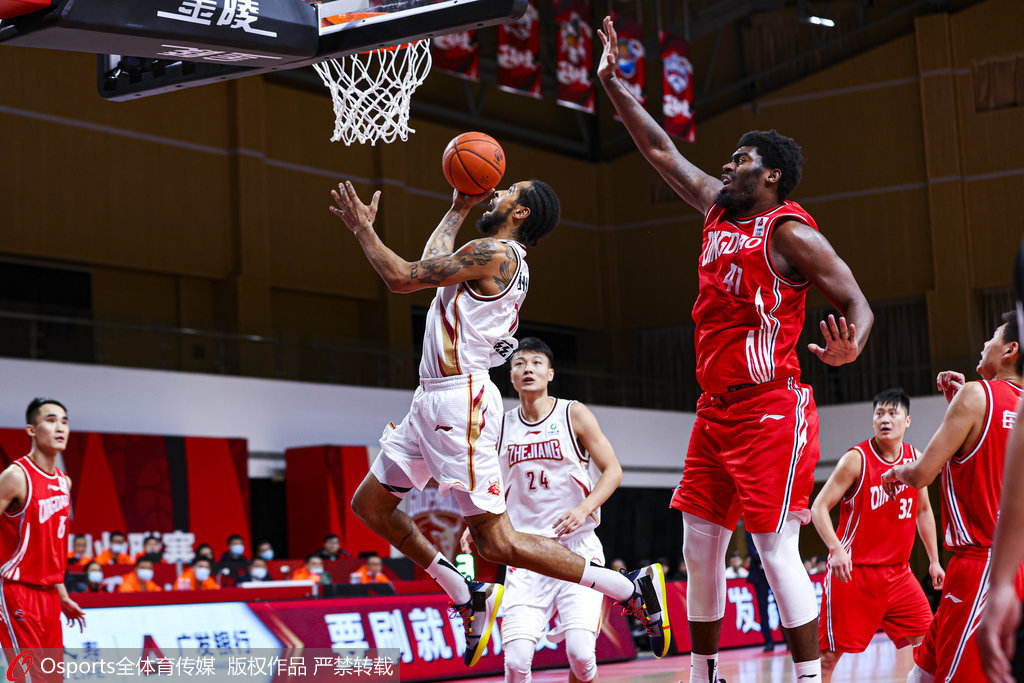 篮球的点球大战是怎么样的,篮球变足球转场