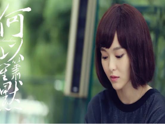 唐嫣现身机场扮酷抿嘴羞笑显随性,唐嫣新戏路透照曝光气场十足