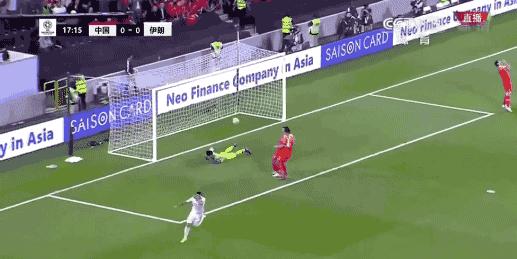 国足被伊朗淘汰后球迷的反应,国足0:3伊朗被淘汰