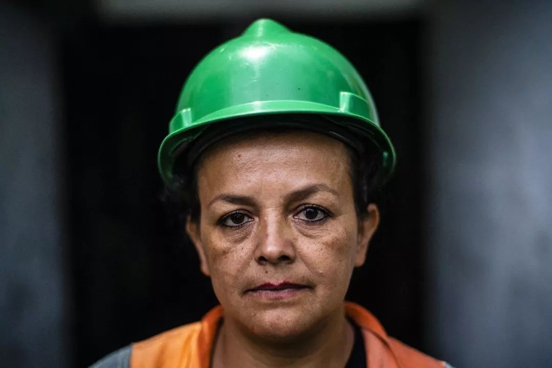 月薪2500，记录哥伦比亚祖母绿矿区女矿工的艰辛生活