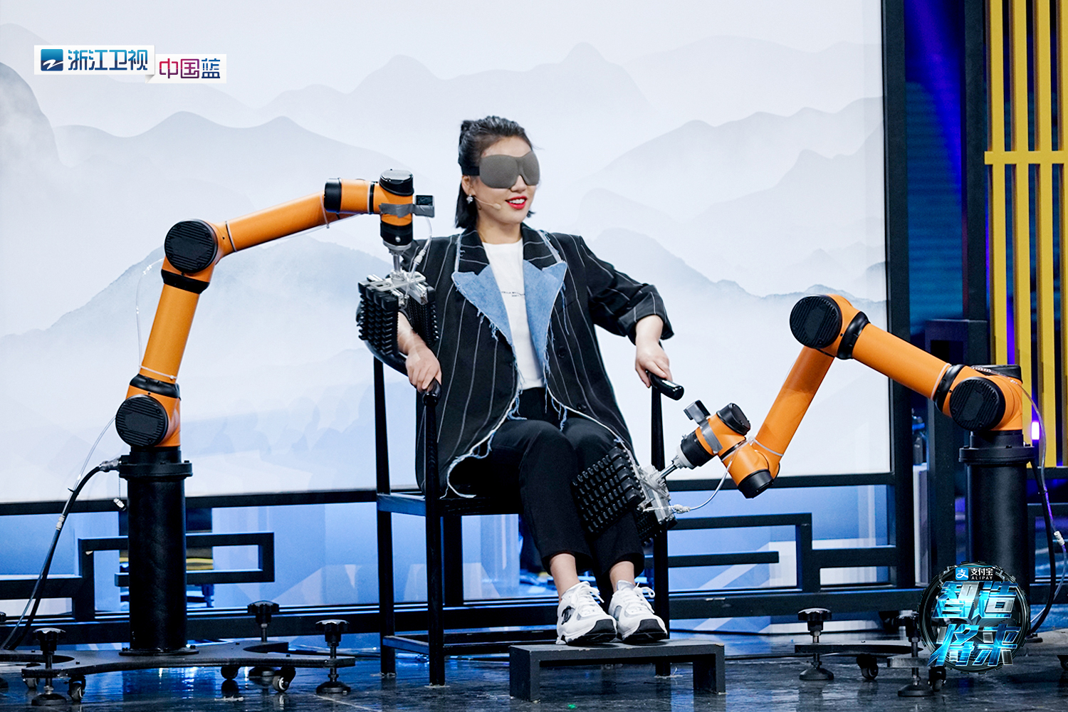 蒋昌建会唱歌吗,蒋昌建主持追梦人视频