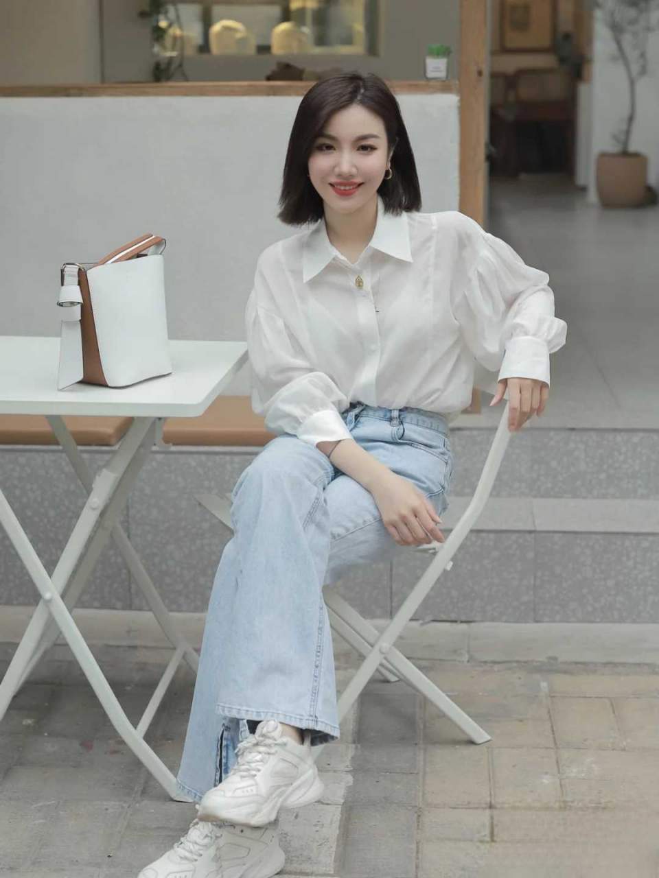 牛仔裤搭配冰丝短袖t恤,普通t恤搭配牛仔裤怎么穿好看