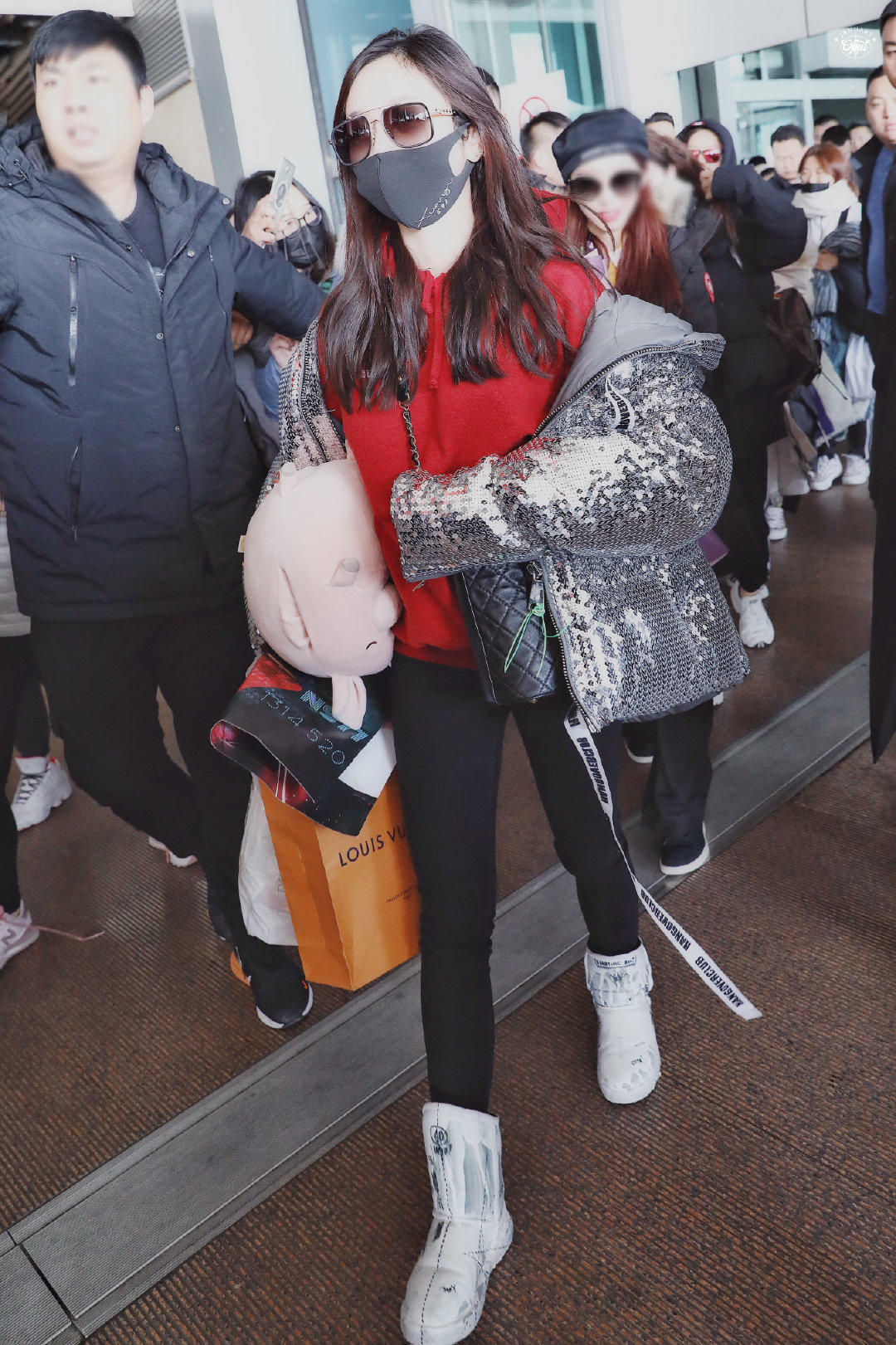 吴宣仪红色羽绒服,吴宣仪同款黄靴冬天怎么搭