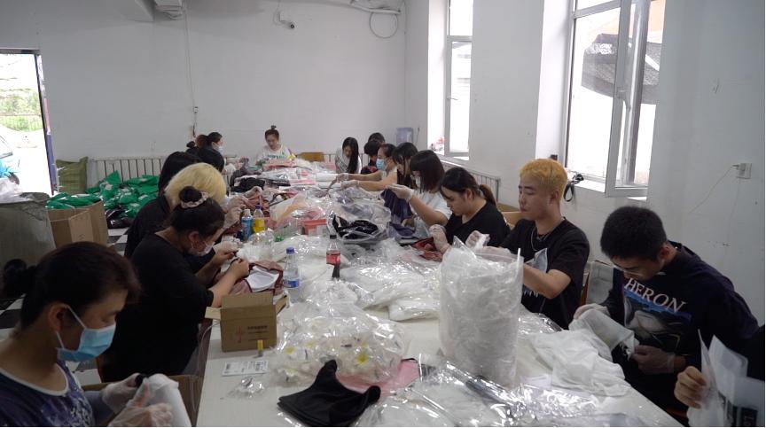 东北魔幻泳装小城，工人月入过万，承包全球40%的泳衣