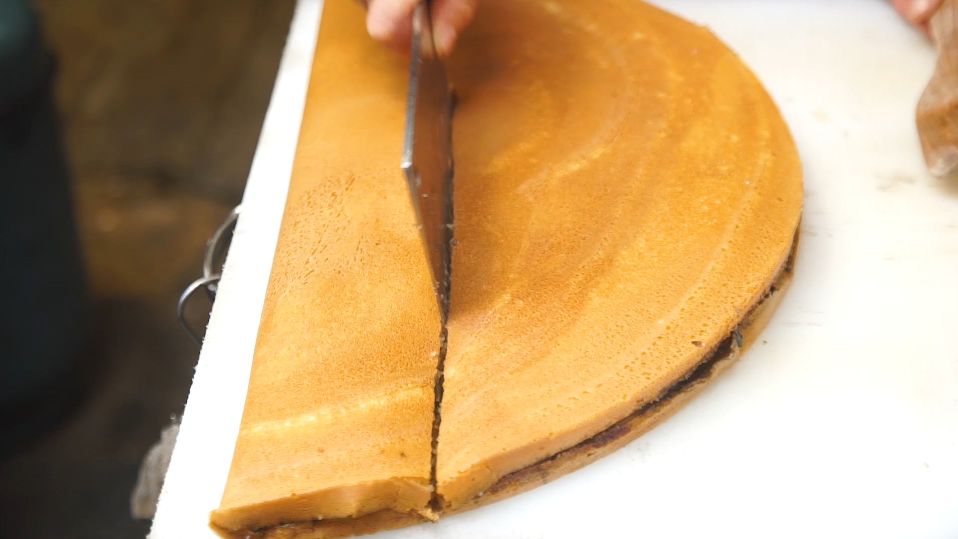 开了二十多年的店，一块满煎糕成就甜美的记忆，每天可以做几百锅