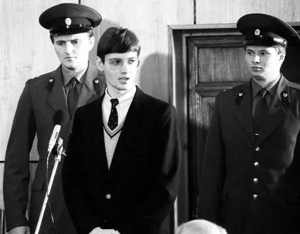 戈尔巴乔夫时期苏联发生的大事件,红场阅兵戈尔巴乔夫掩面而泣