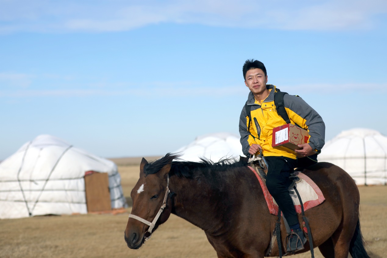 日行八百公里：满洲里“火箭哥”的G10号公路故事