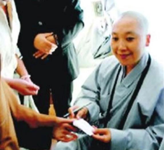 李娜是怎么蜕变的,59岁的李娜如今长得怎么样了