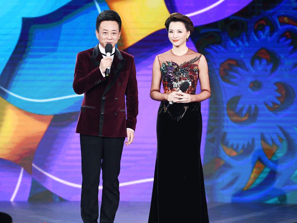 春晚时尚图鉴：热巴杨幂的红裙、王菲刷碗手套和董卿李思思的口红