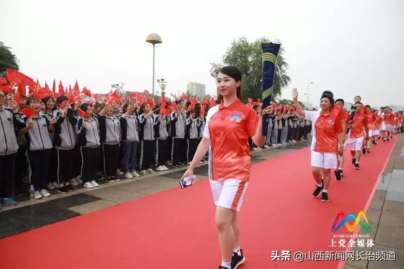 万人空巷见证圣火传递现场！青春的上*党**，豪情飞扬
