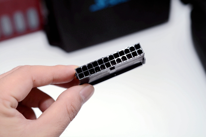 电脑的“心脏”不能马虎，换了新电源，谈谈高塔机箱走线