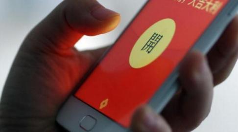 女同事给员工发结婚请柬，大家随礼500，婚礼后同事：快抢红包