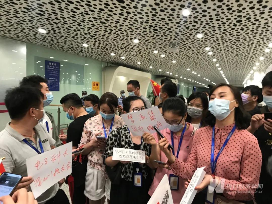 昨晚到家！孟晚舟胸前一个细节冲上热搜！