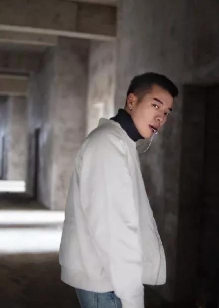 寸头好看的小哥哥,朱亚文行走的荷尔蒙寸头