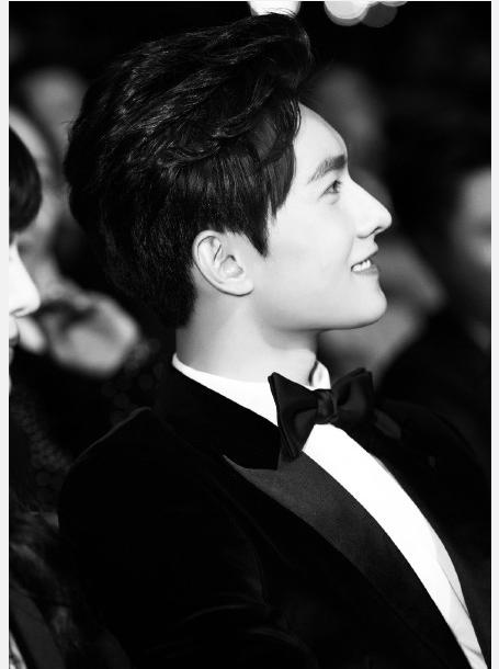 易烊千玺侧颜红光照坐地上,易烊千玺最惊艳的颜