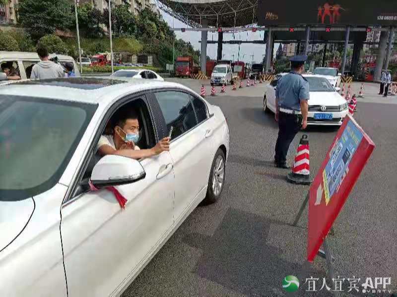 疫情防控不放松交警路面检查,防疫不松懈视频