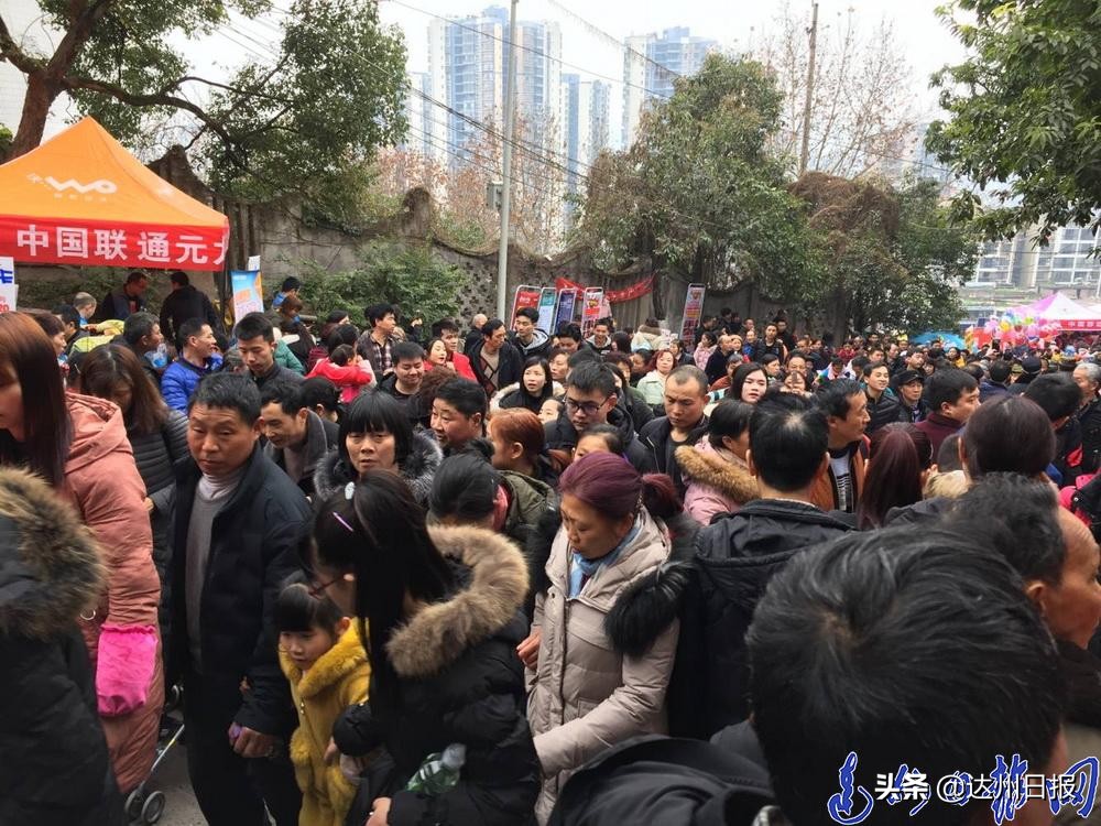 登顶凤凰山俯瞰达城风光,记者拍摄的现场画面