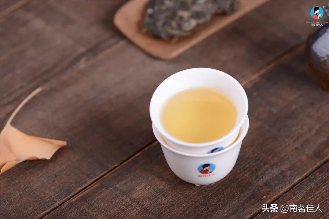 偷得浮生半日闲与君同饮一壶茶,花间浅酌一壶酒浮生偷得半日闲