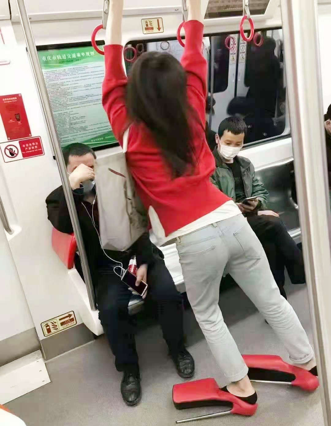 穿恨天高坐地铁的社死现场，两位男士都不忍看这次“崴脚表演”