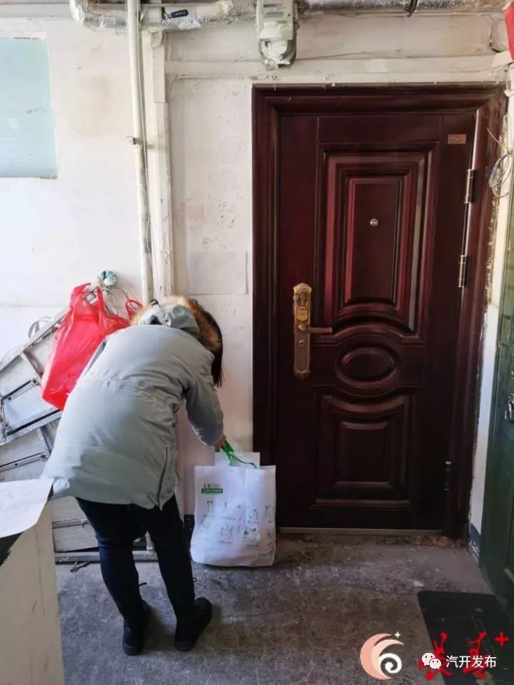 网格内外无小事当好居民贴心人,网格员贴心帮助暖民心