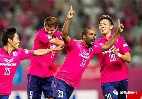 驻足东瀛|在樱花烂漫丛中品一场跨国球赛