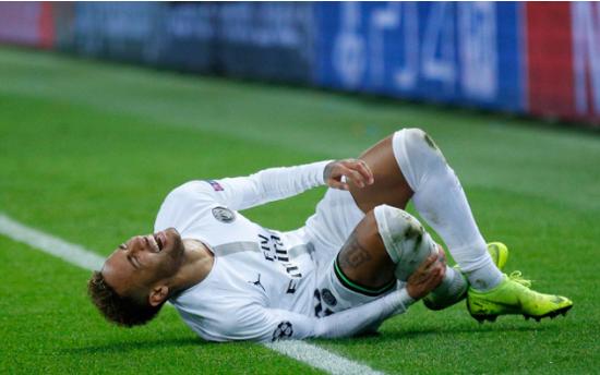 被内马尔踢一脚,内马尔被一群人踢