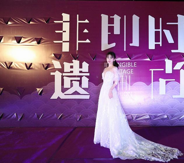 赵韩樱子终于大胆一回，穿半透明网纱裙凹造型，转身那刻太唯美了