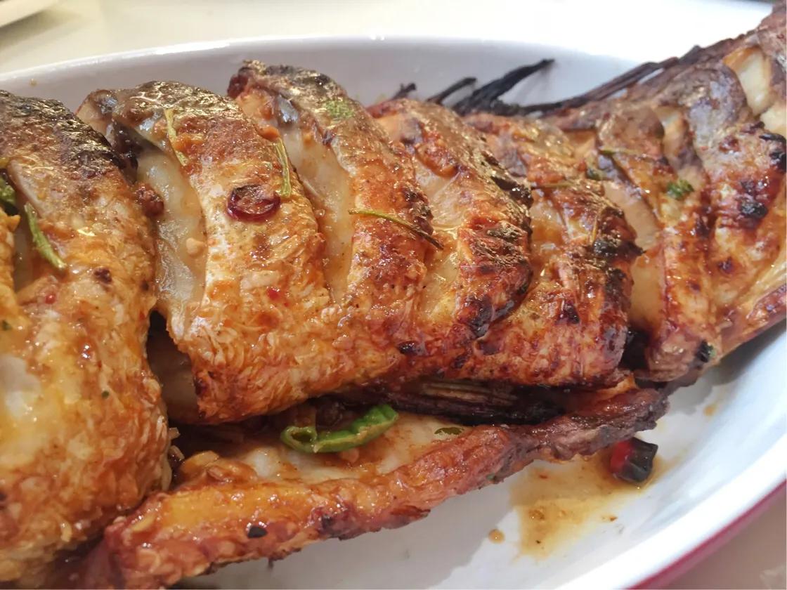 麻辣烤鱼又香又辣好吃到流口水,鲜美烤鱼肉质鲜嫩好吃到飞起