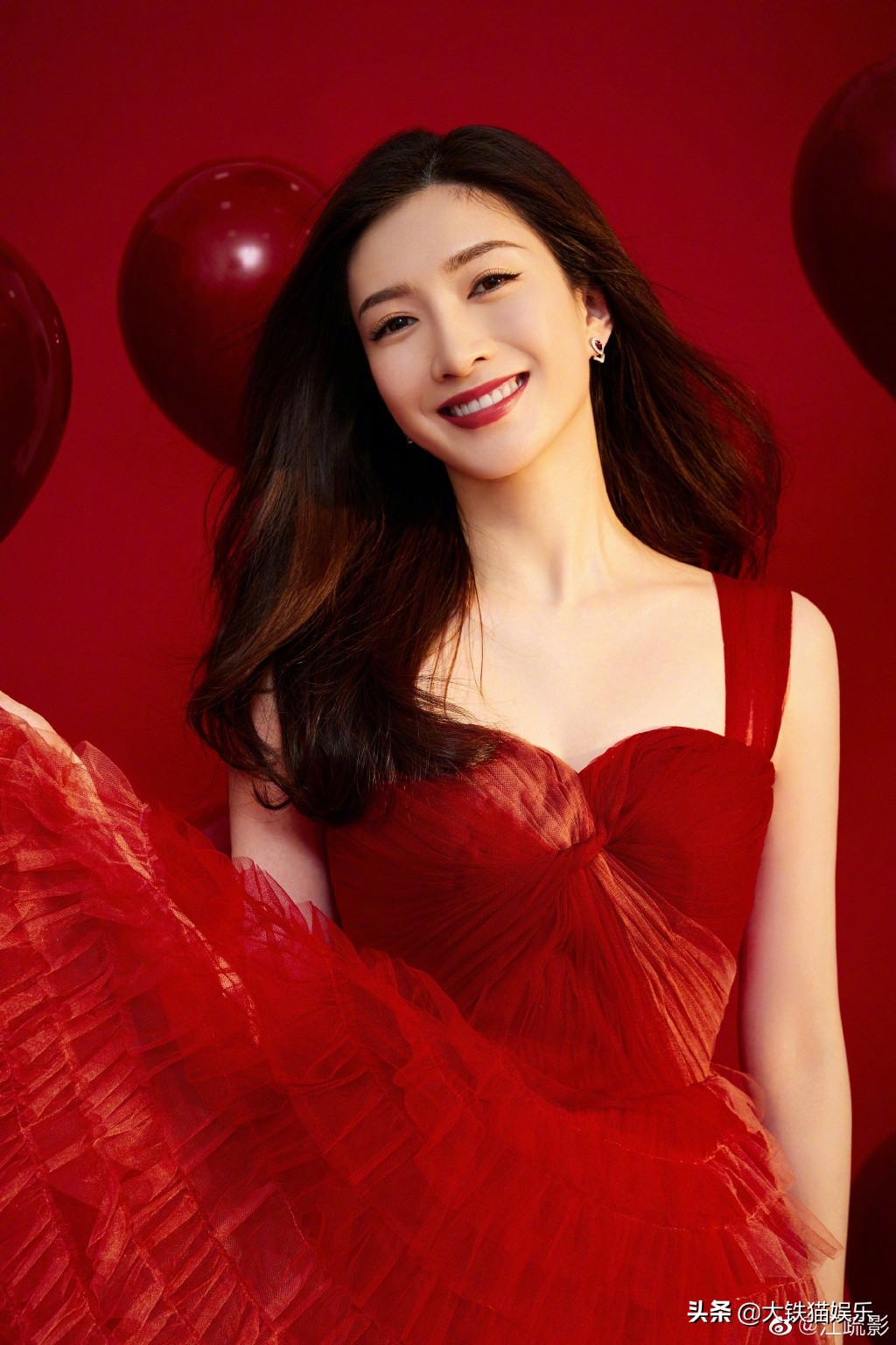 春晚造型不服不行！38岁佟丽娅，35岁杨幂，一身中国红都绝了