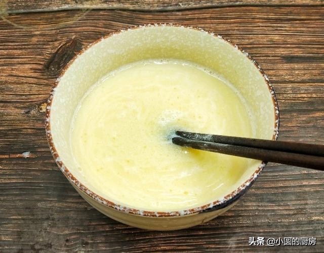 油条怎么做到蓬松酥脆还加酵母吗,油条膨松剂掺入酵母炸出油条效果