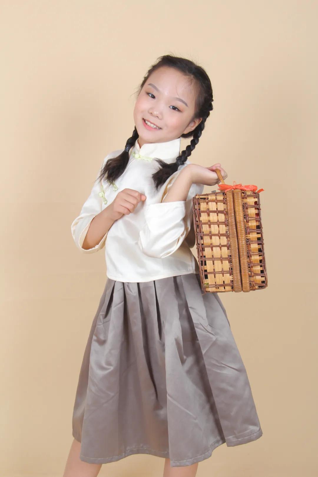 邻家才女初长成，环南一小关逸戈！羡煞个人哩