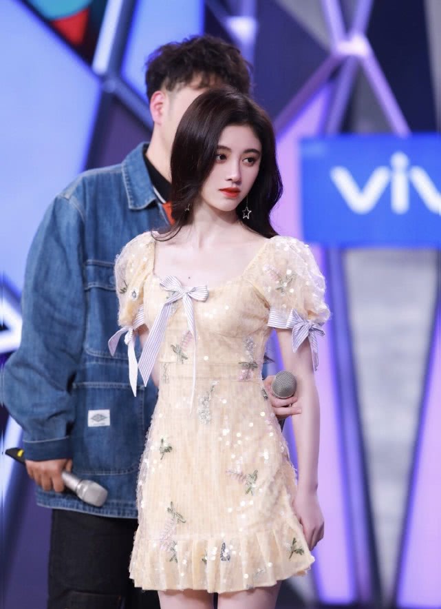 大热的蝴蝶结如何搭出高级感,甜美气质蝴蝶结穿搭