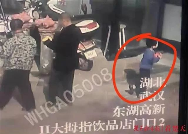 3岁男孩外出游玩时失踪20余小时,男孩家门口玩耍离奇失踪