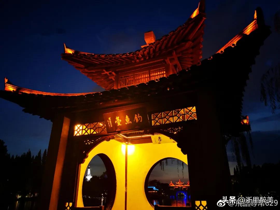 湖光秋月两相和古诗,湖光秋月两相和的诗意