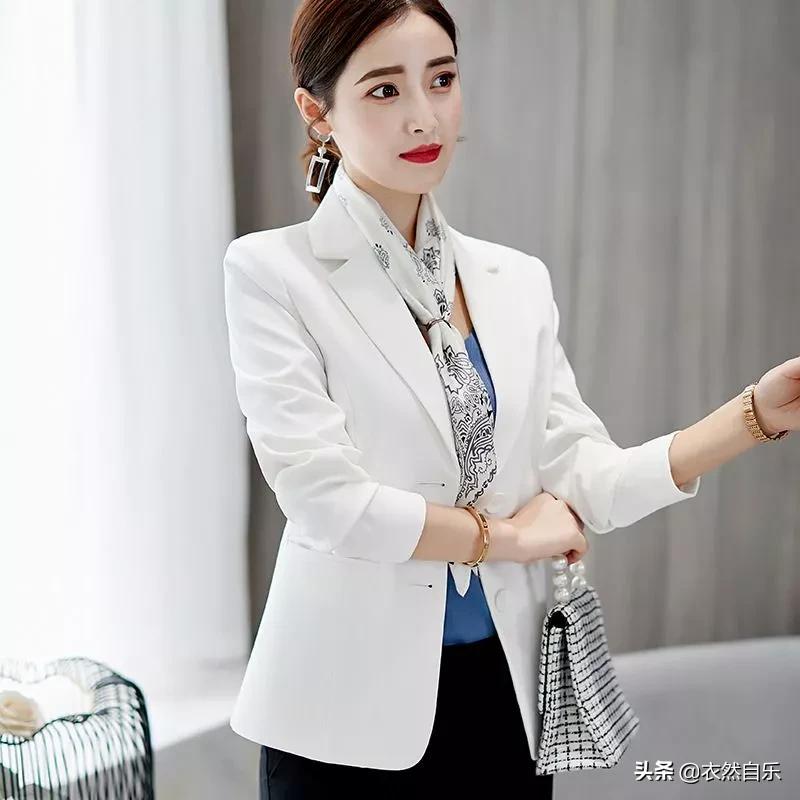 40-50岁减龄穿搭粉色小西装,40岁女人中款小西装如何搭配