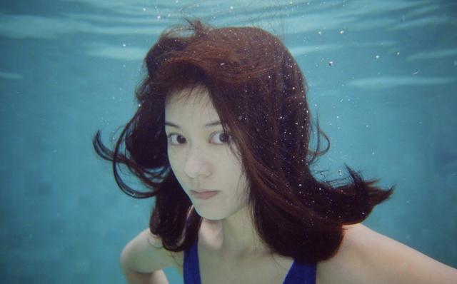 陈意涵产后穿荧光色抹胸裙亮相,陈意涵产后身材照刷屏