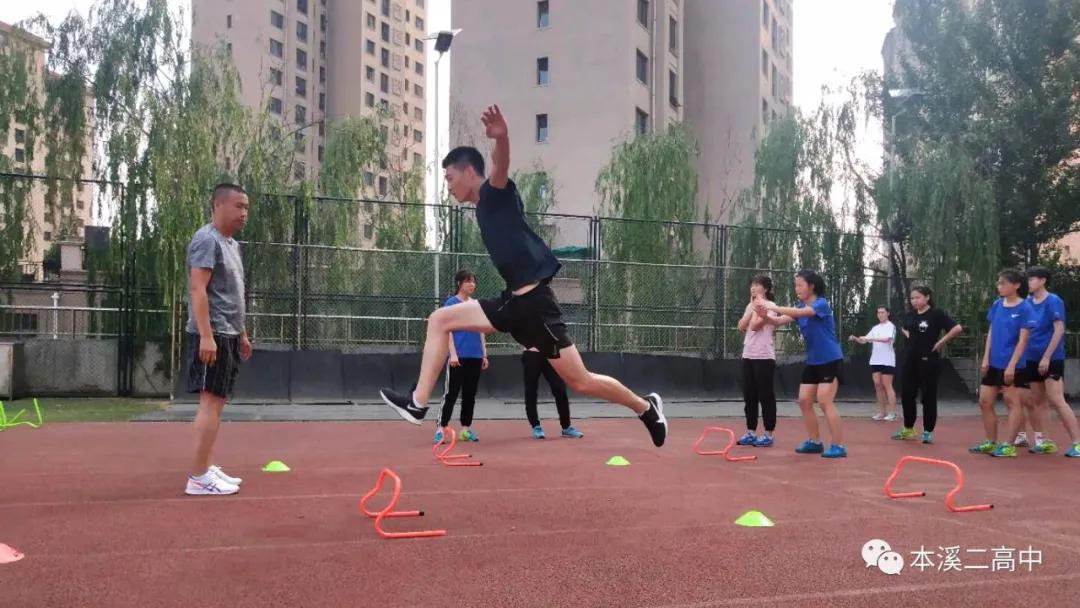 民进本溪二高中支部荣获“2018-2019年度省先进基层策划”，孟宪峰老师荣获“年度省优秀会员”