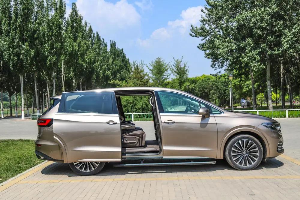 诚意之作试驾新款上汽大众威然,最新款的上汽大众威然mpv