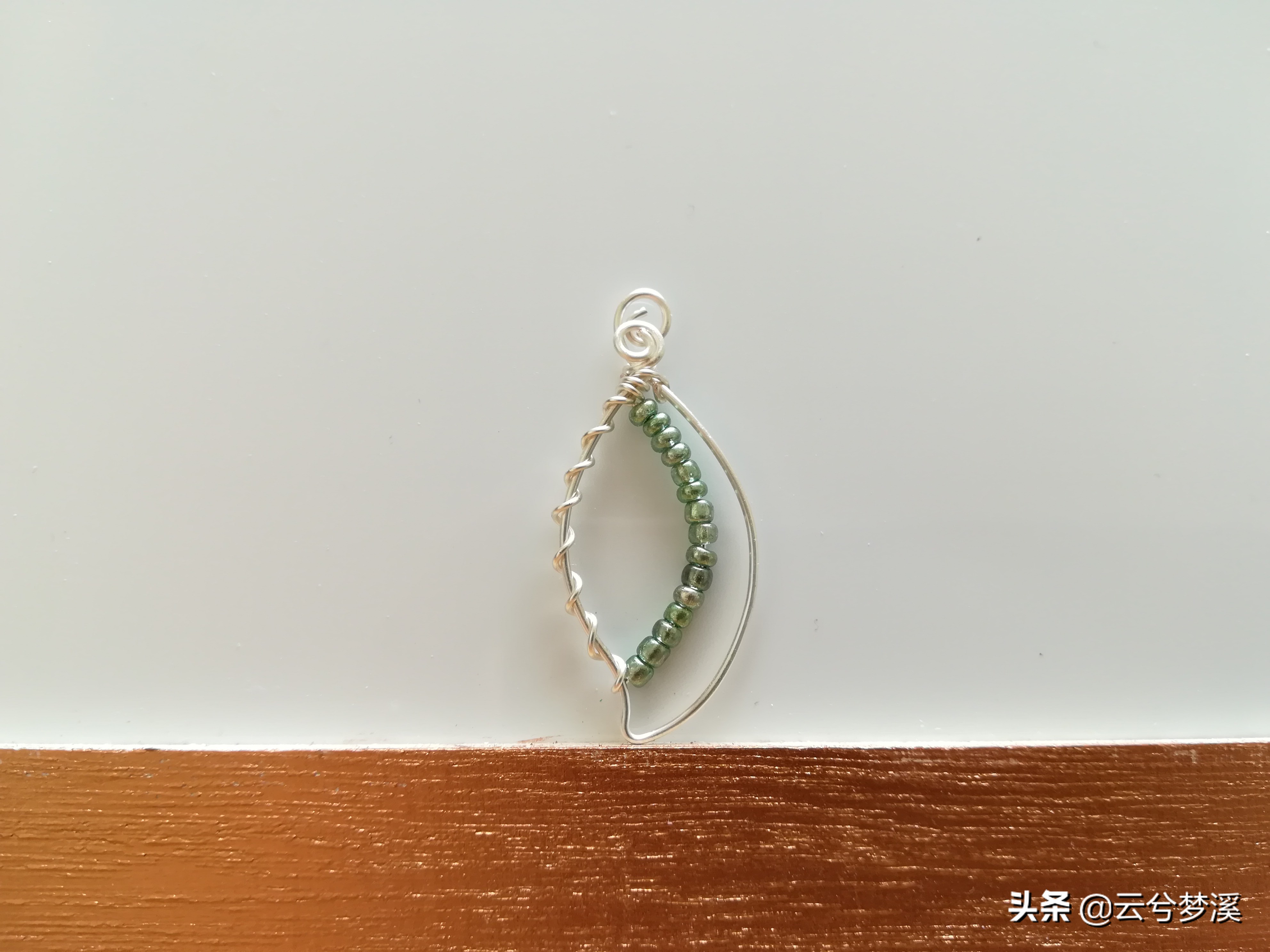 制作一片绿叶将春色戴在身边，一起期待春暖花开