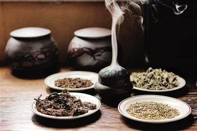 艾叶泡脚的作用和注意事项,艾叶泡脚有什么好处和坏处