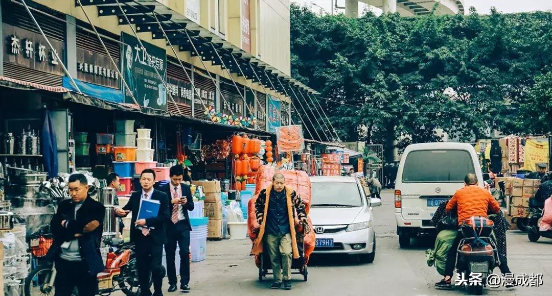 据说不来这里就白来成都，你一定没有见过这么魔幻又传奇的荷花池