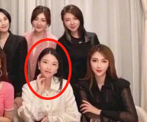 连她都要镶边合影的集会，来头这么大？