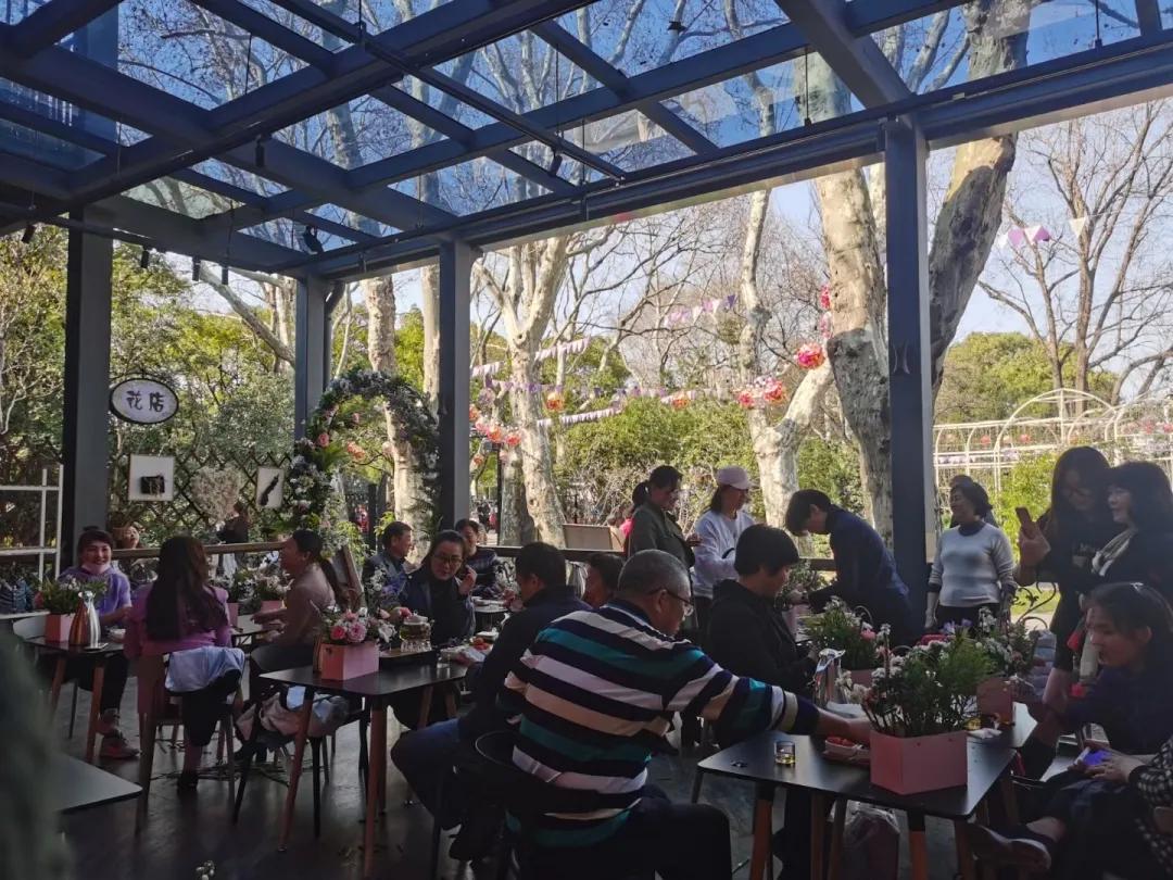 从10平方米的楼梯间花店，到130平方米的花园花店，为何她俩做得这么火？