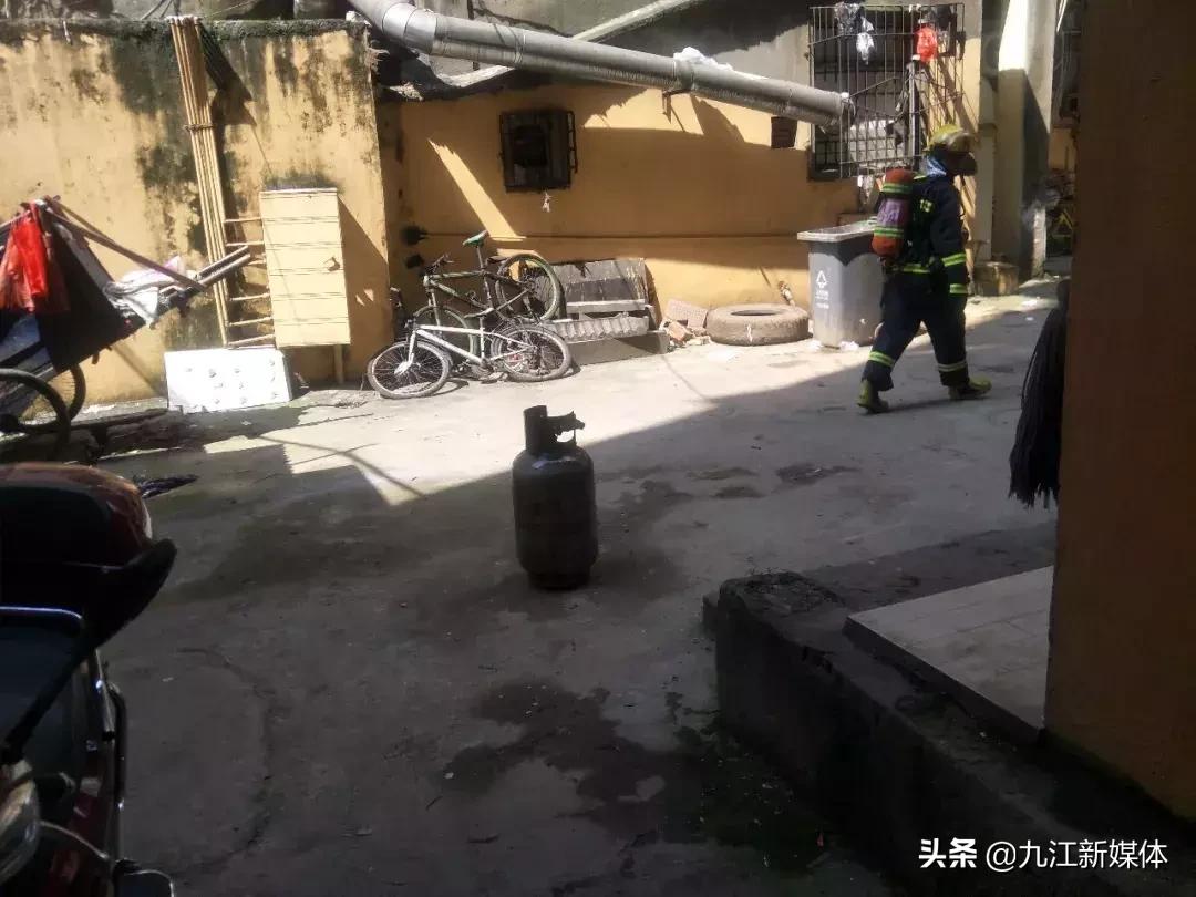 居民家中液化气罐喷火江西消防,九江庐山煤气罐喷火