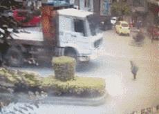 开心一刻gif下雨天,搞笑gif笑到肚子疼意外瞬间特辑