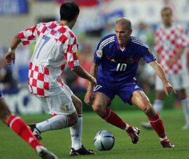 简单实用足球过人技巧,足球实用的中锋过人技巧