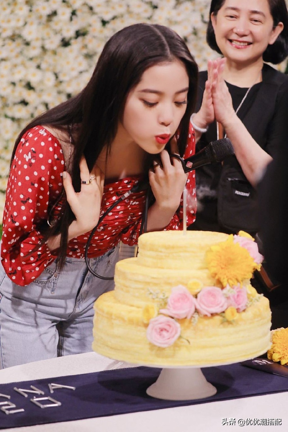 欧阳娜娜穿搭开衫减龄裙装少女感,欧阳娜娜穿单边背带裤元气满满